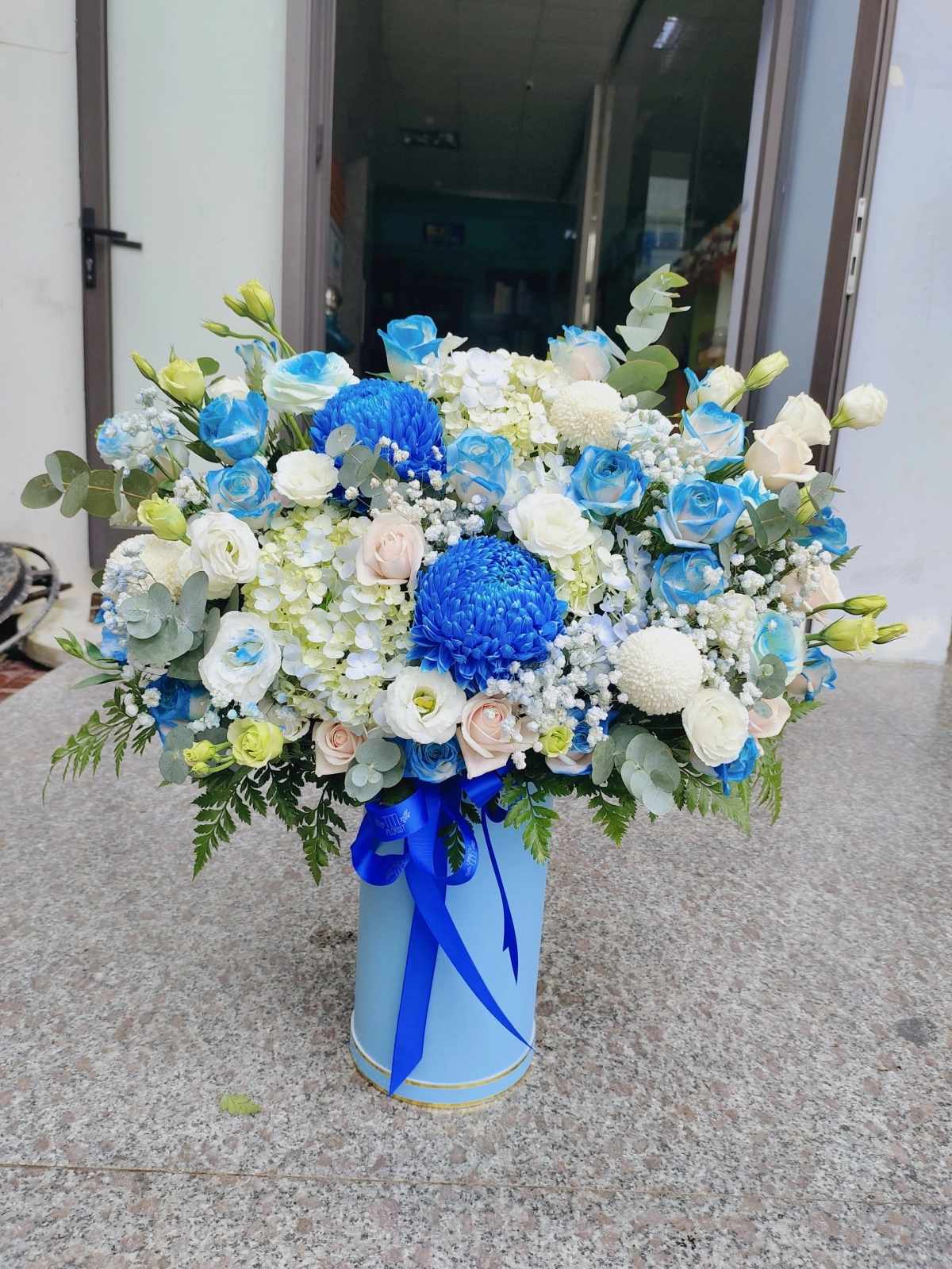 Lẵng hoa phối xanh xinh xắn