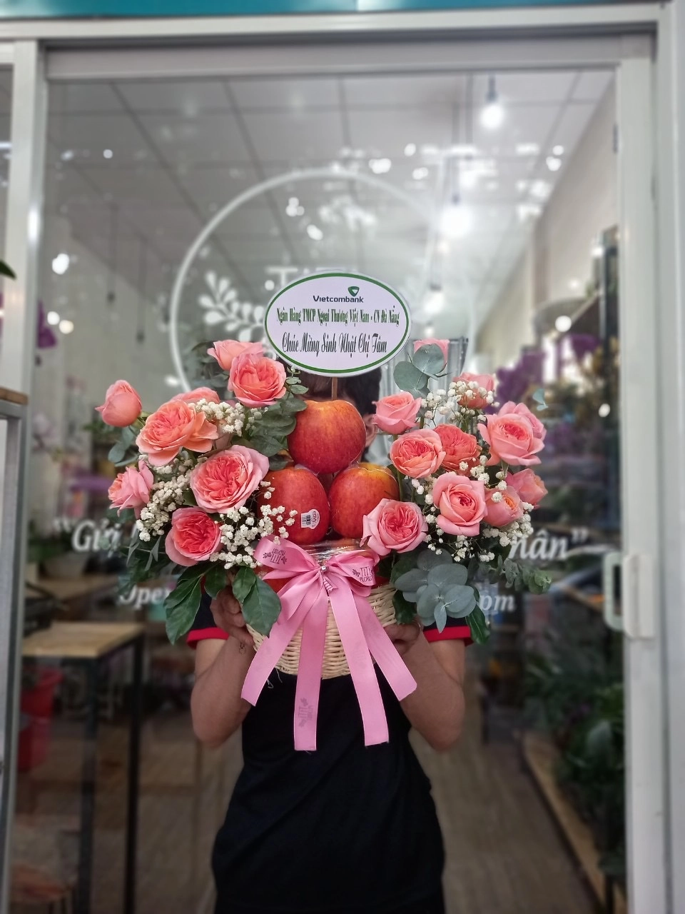 Giỏ trái cây kèm hoa làm quà tặng