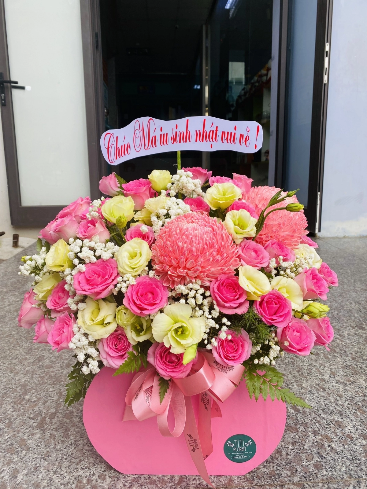 Giỏ hoa phối hồng xinh xắn