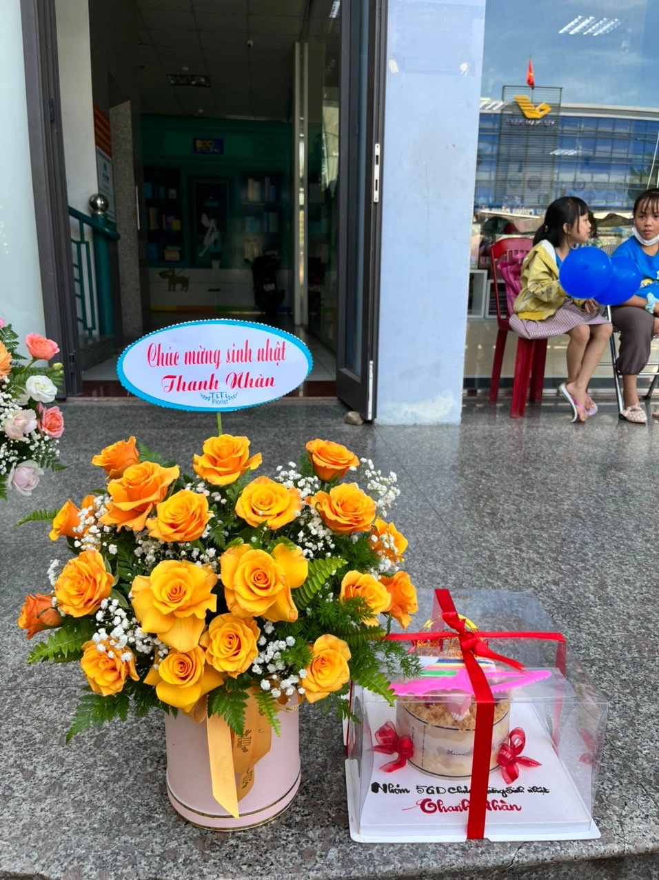 set quà gồm hoa và bánh mừng sinh nhật