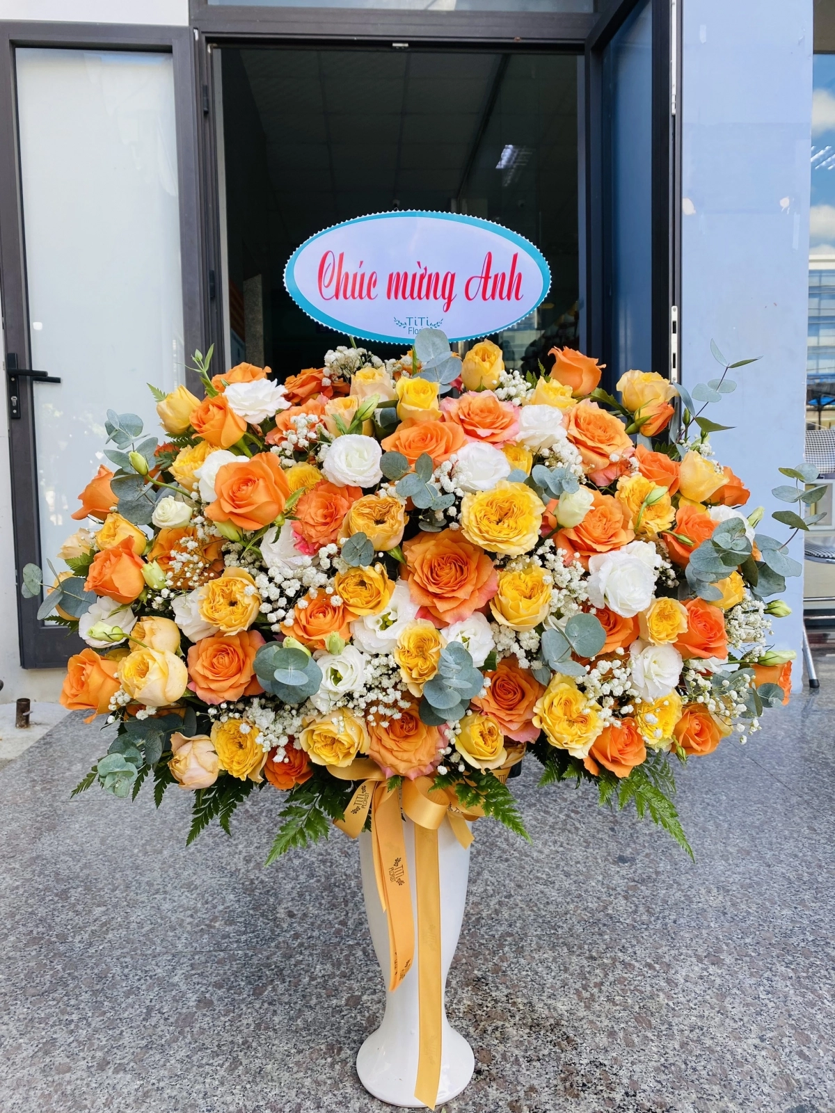 Bình hoa tone cam tươi tắn