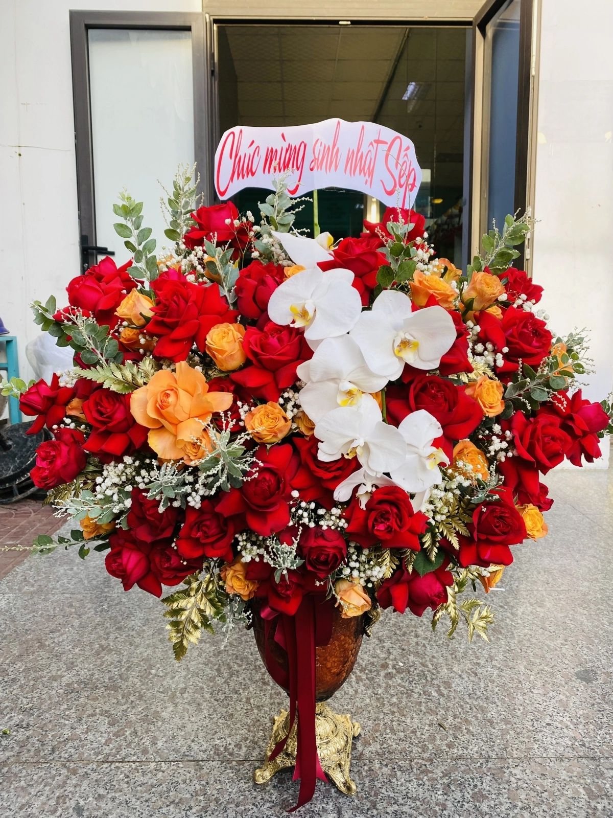 Bình hoa phối tone đỏ sang trọng