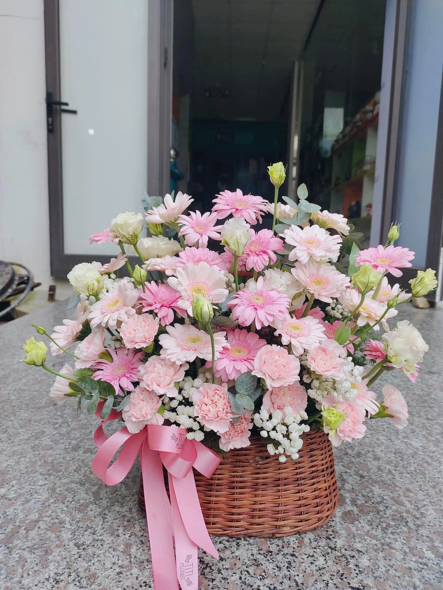 Giỏ hoa đồng tiền xinh xắn