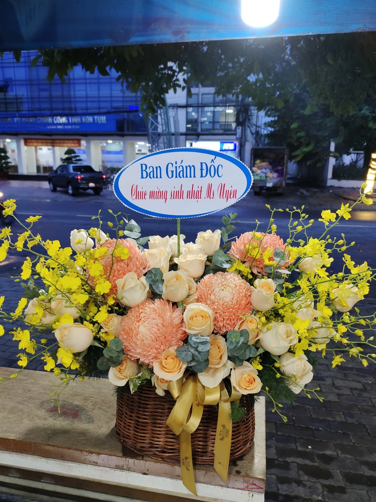 Giỏ hoa phối tone cam vàng