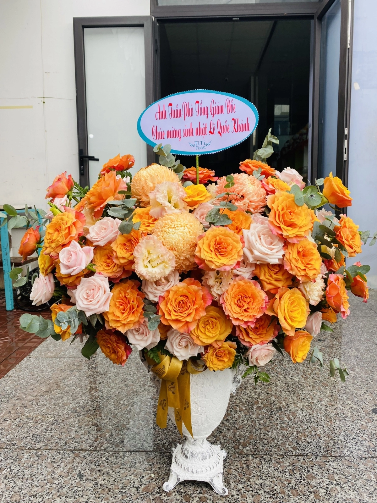 Bình hoa tone cam nổi bật