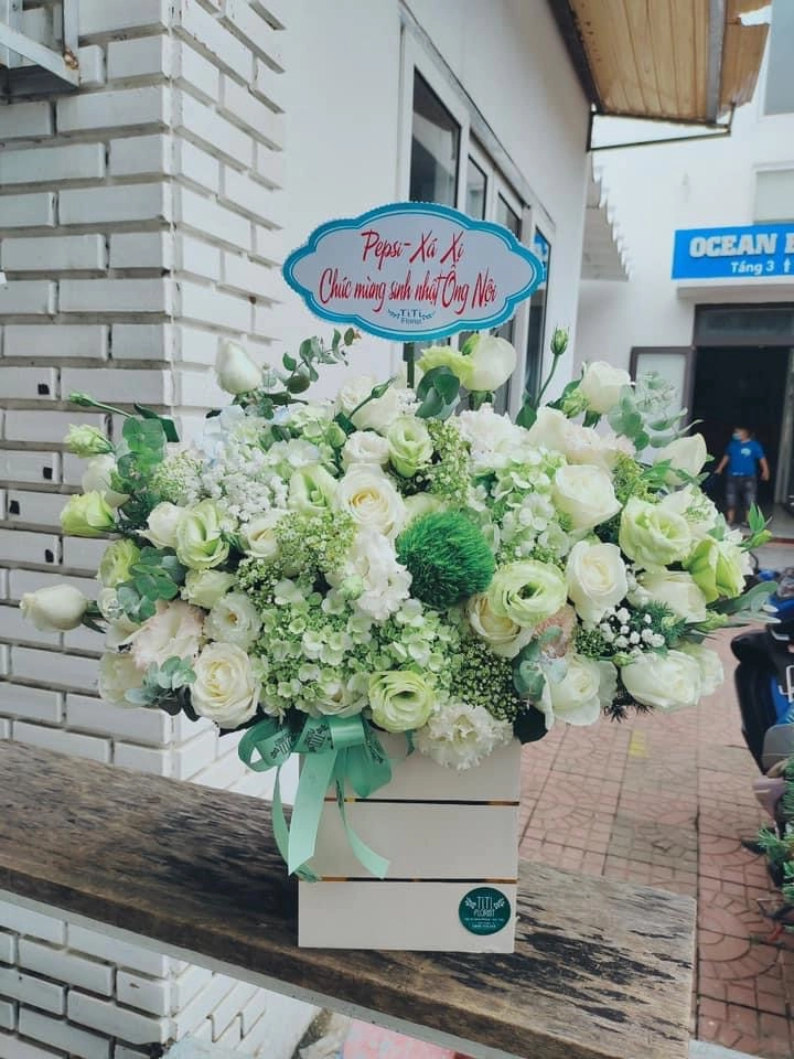 Lẵng hoa tông xanh 