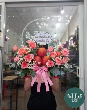 Giỏ trái cây kèm hoa làm quà tặng