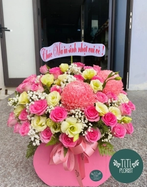 Giỏ hoa phối hồng xinh xắn