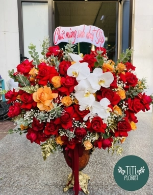 Bình hoa phối tone đỏ sang trọng