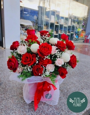 Lẵng hoa đỏ yêu thương