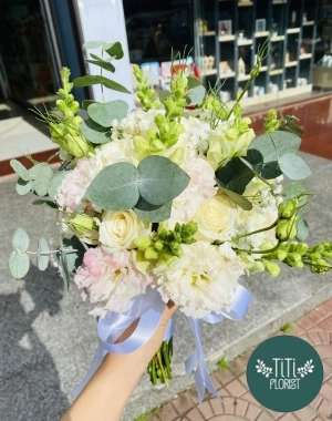 Hoa cưới cầm tay cô dâu