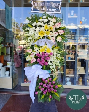 Vòng hoa viếng mẫu đẹp 