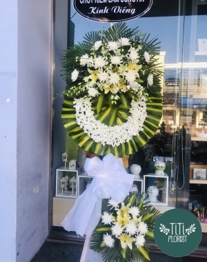Vòng hoa viếng trắng đơn giản 