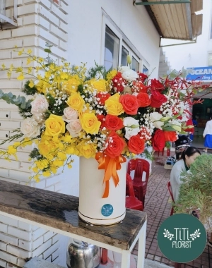 Lẵng hoa vàng đỏ