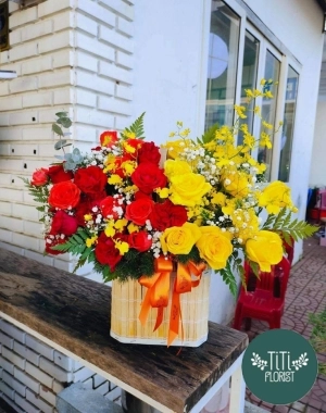 Lẵng hoa nữa màu 