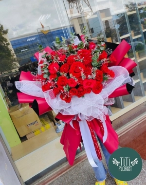 Bó  hồng đỏ rực