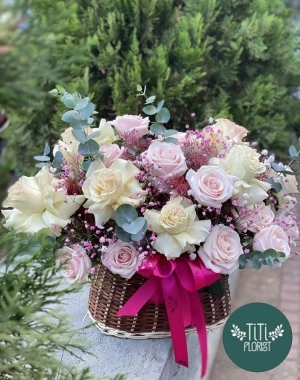 Giỏ hoa hồng màu nhẹ nhàng 