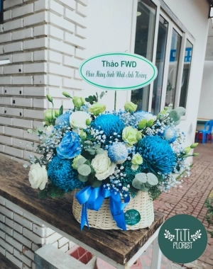 Giỏ hoa tông xanh xinh tươi 