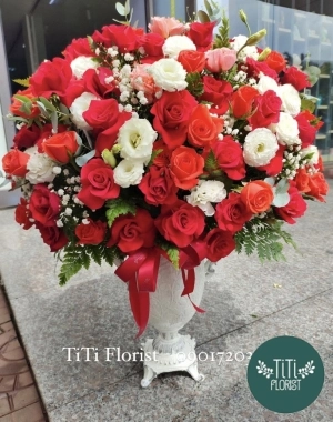 Bình hoa đỏ tươi mừng sinh nhật