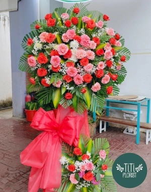 Kệ hoa đỏ tươi mừng khai trương