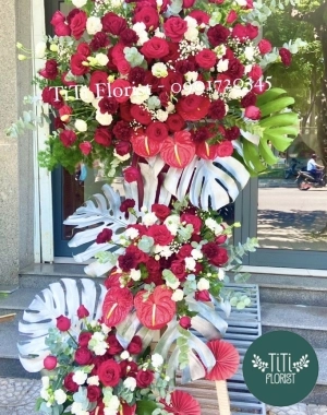 Kệ hoa đỏ tươi chúc mừng khai trương