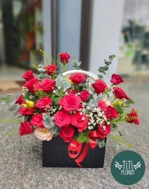 Giỏ hoa mừng sinh nhật tone đỏ tươi