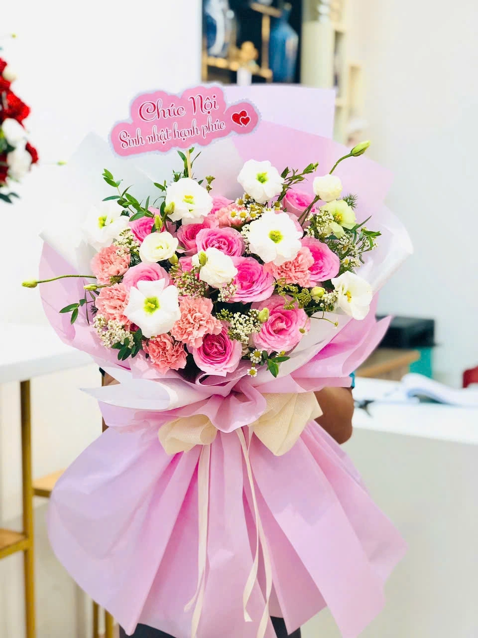 Bó hoa hồng và cẩm chướng