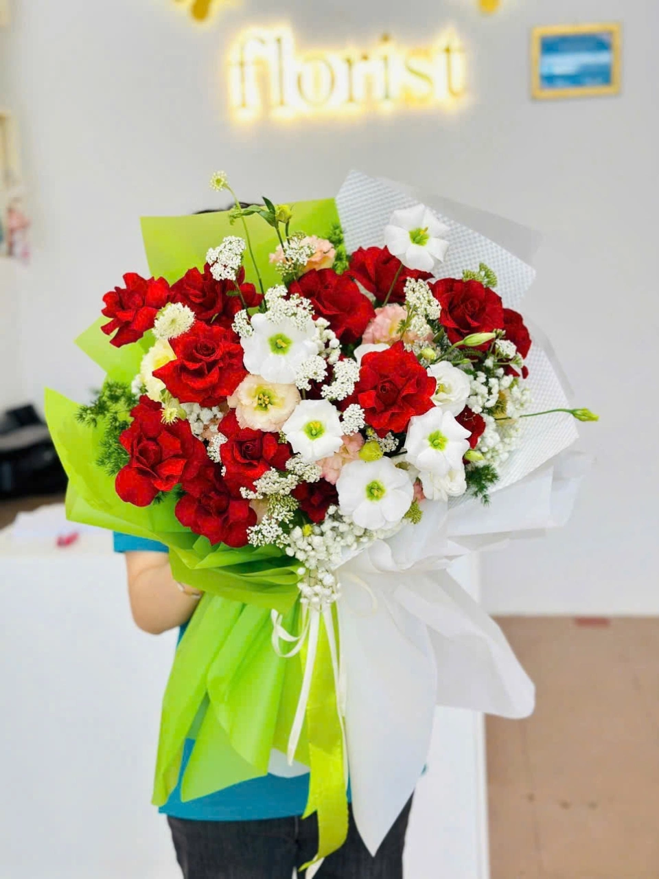 Bó hoa hồng đỏ và tường vi trắng