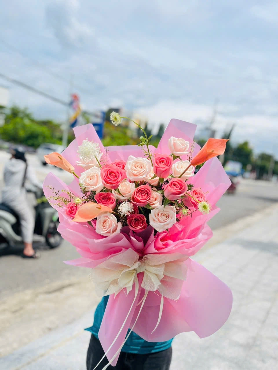 Bó hoa hồng và loa kèn