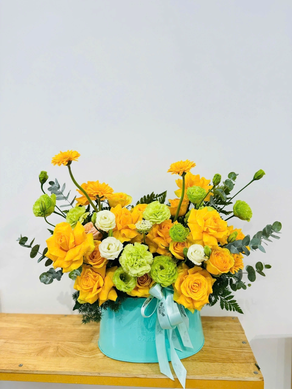 Lẵng hoa tươi sắc vàng