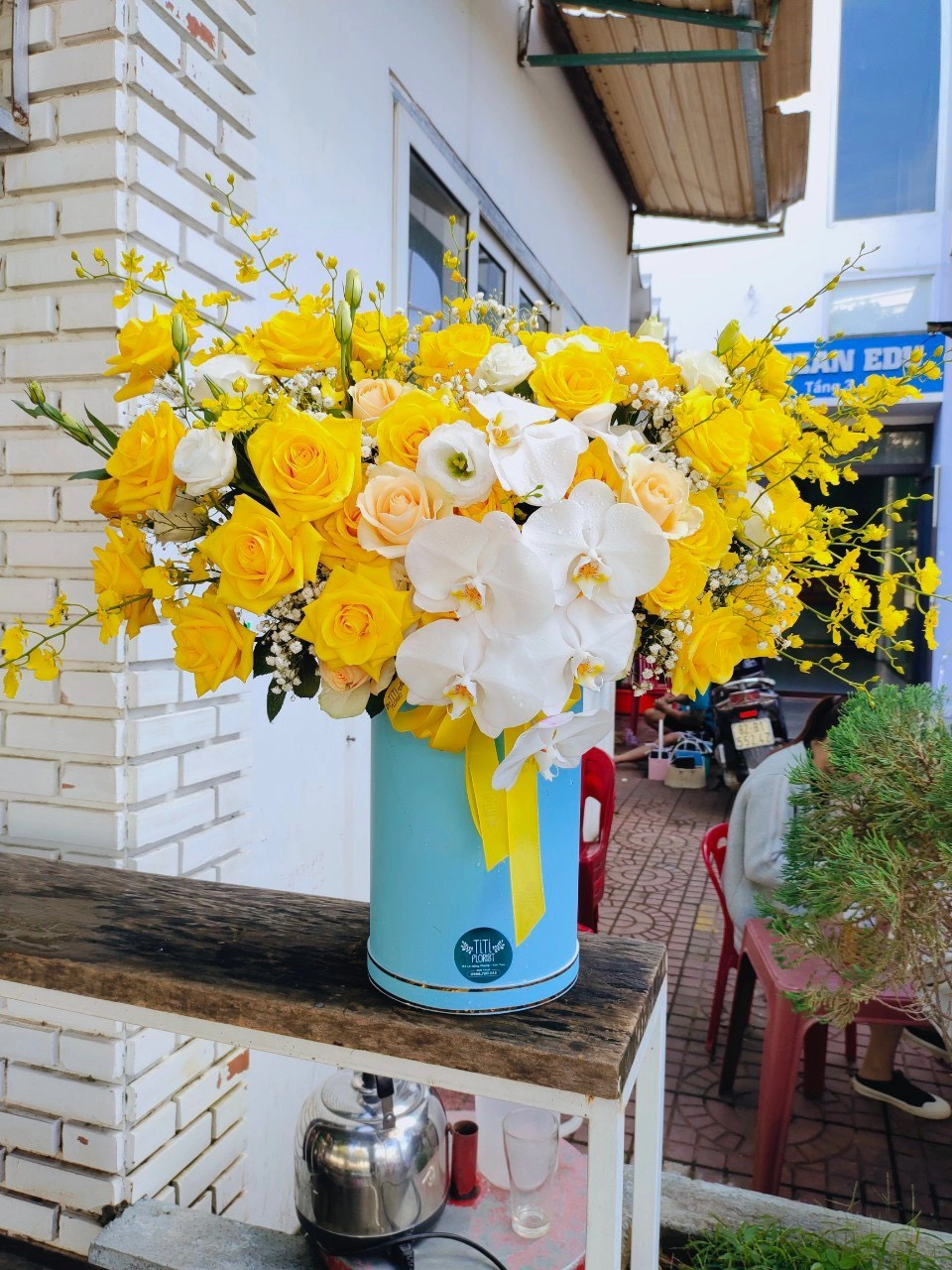 Lẵng hoa vàng tươi