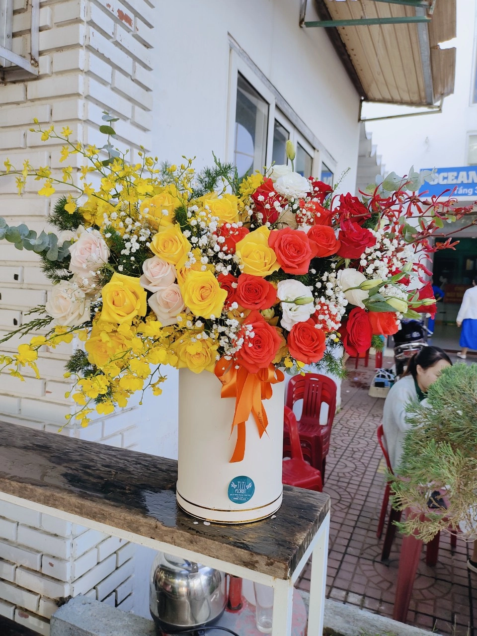 Lẵng hoa vàng đỏ