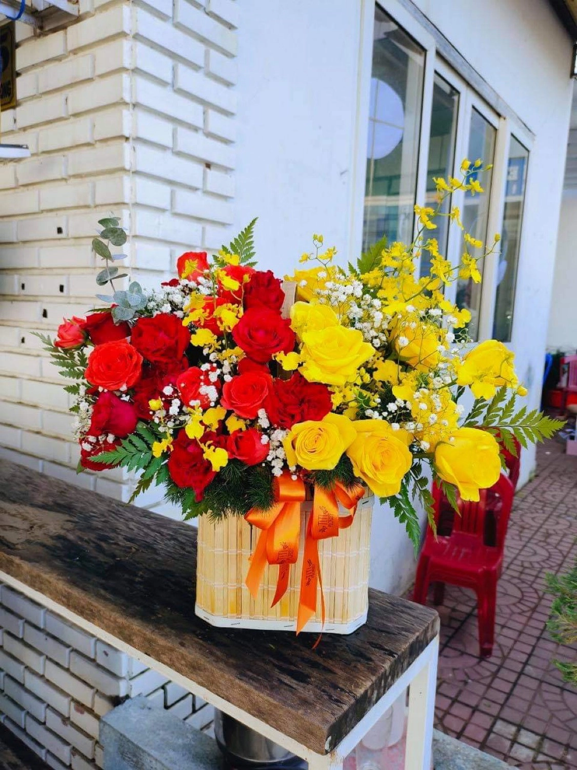 Lẵng hoa nữa màu 