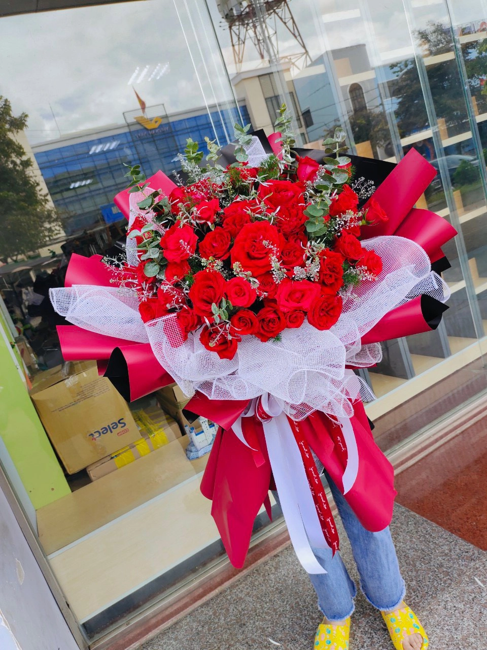 Bó  hồng đỏ rực