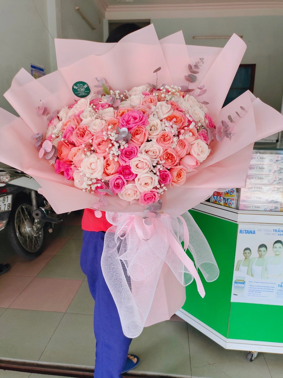 Bó hồng lớn hình trái tim 