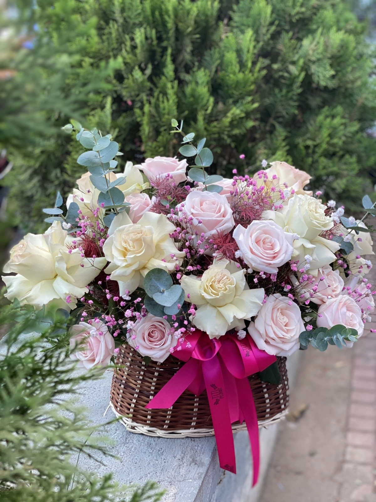 Giỏ hoa hồng màu nhẹ nhàng 