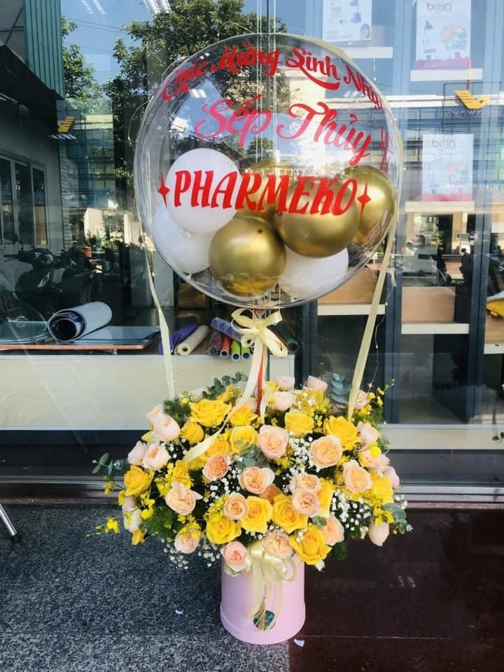 Giỏ hoa có bóng bay tặng sếp 