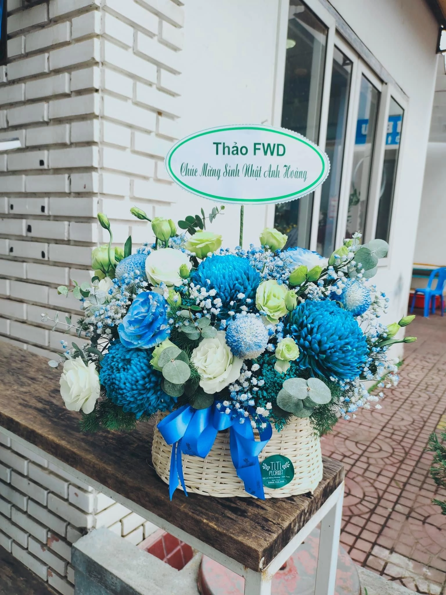 Giỏ hoa tông xanh xinh tươi 