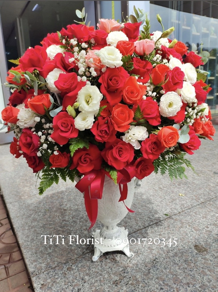 Bình hoa đỏ tươi mừng sinh nhật