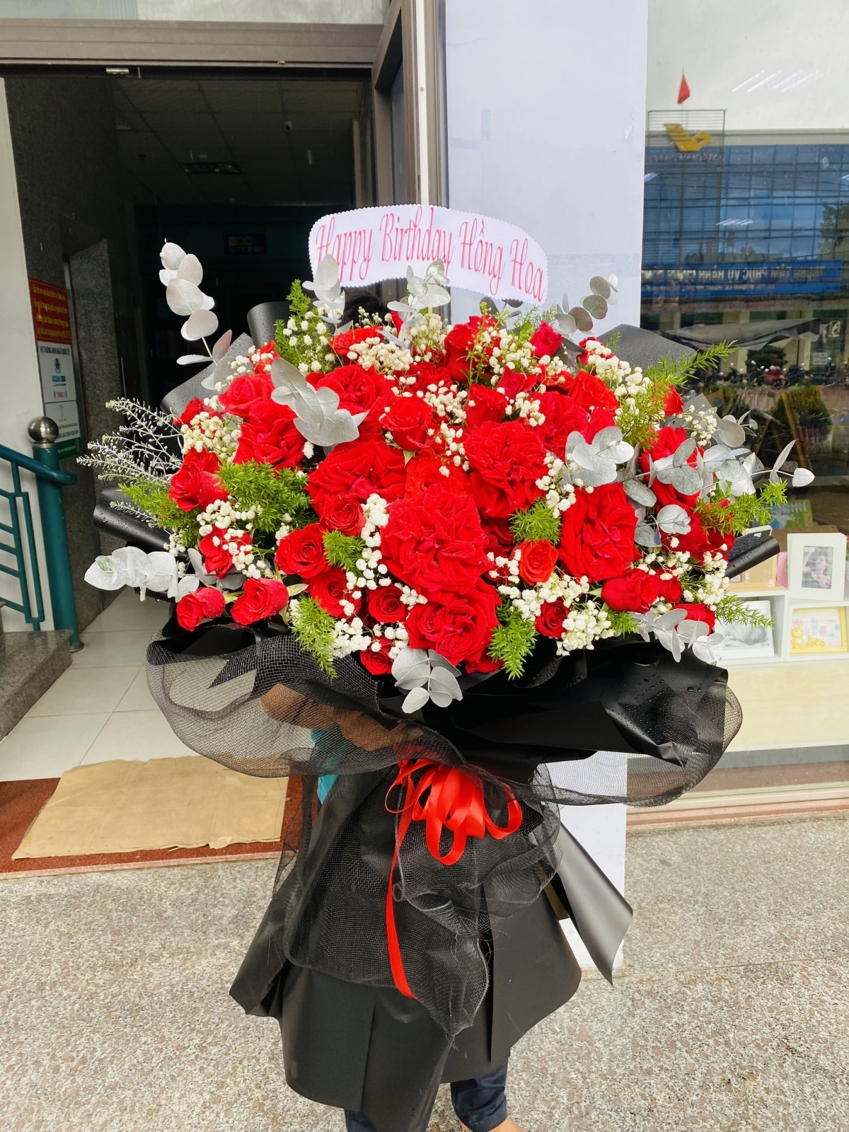 Bó hoa to mừng sinh nhật đỏ tươi