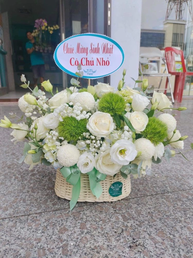 Giỏ hoa màu trong trẻo