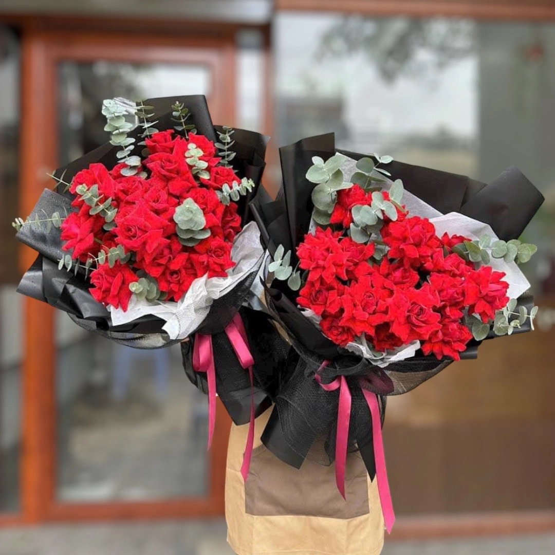 Bó hoa đỏ tặng em và mẹ 