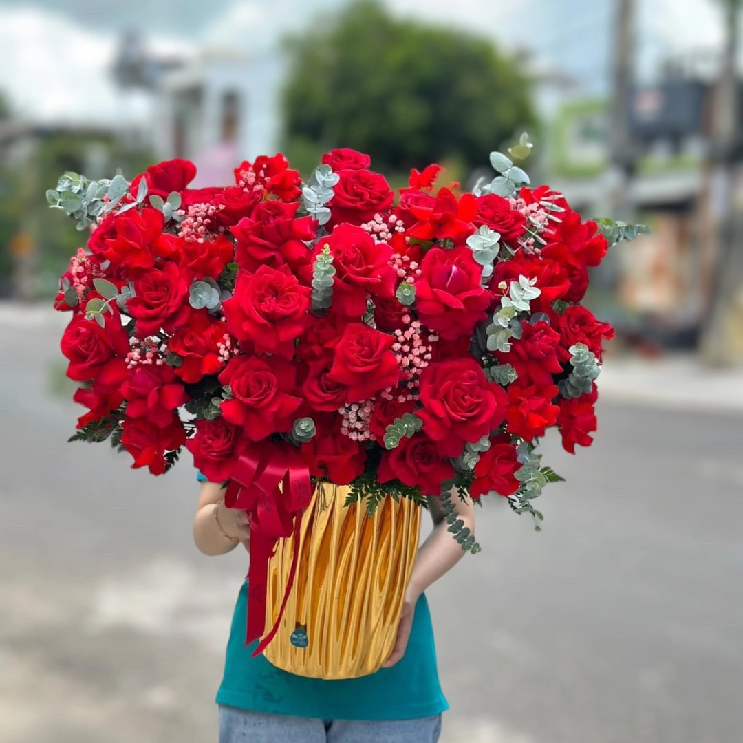  Chậu hoa hồng đỏ 