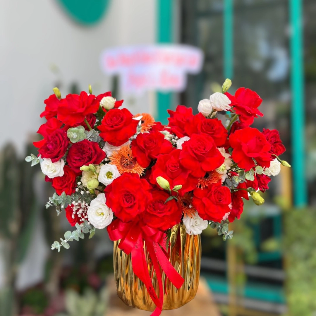  Giỏ hoa  trái tim bằng hoa hồng đỏ 