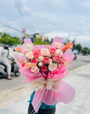 Bó hoa hồng và loa kèn