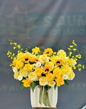 Lẵng hoa hướng dương và hồng vàng